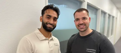 Zwei Mitarbeiter von netzwerkfähig im Flur des Bürogebäudes