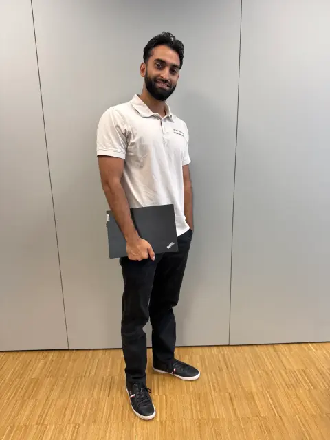 Mitarbeiter von netzwerkfähig mit Notebook im Besprechungsraum