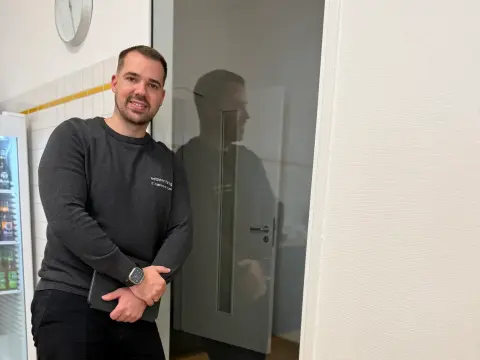 Mitarbeiter von netzwerkfähig in der Küche des Büros