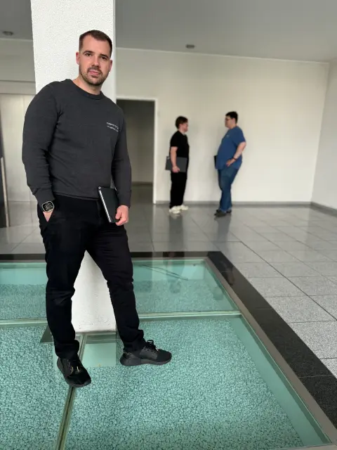 Mitarbeiter von netzwerkfähig im Foyer, im Hintergrund zwei Kollegen im Gespräch