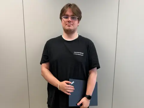 Mitarbeiter von netzwerkfähig mit Notebook im Besprechungsraum