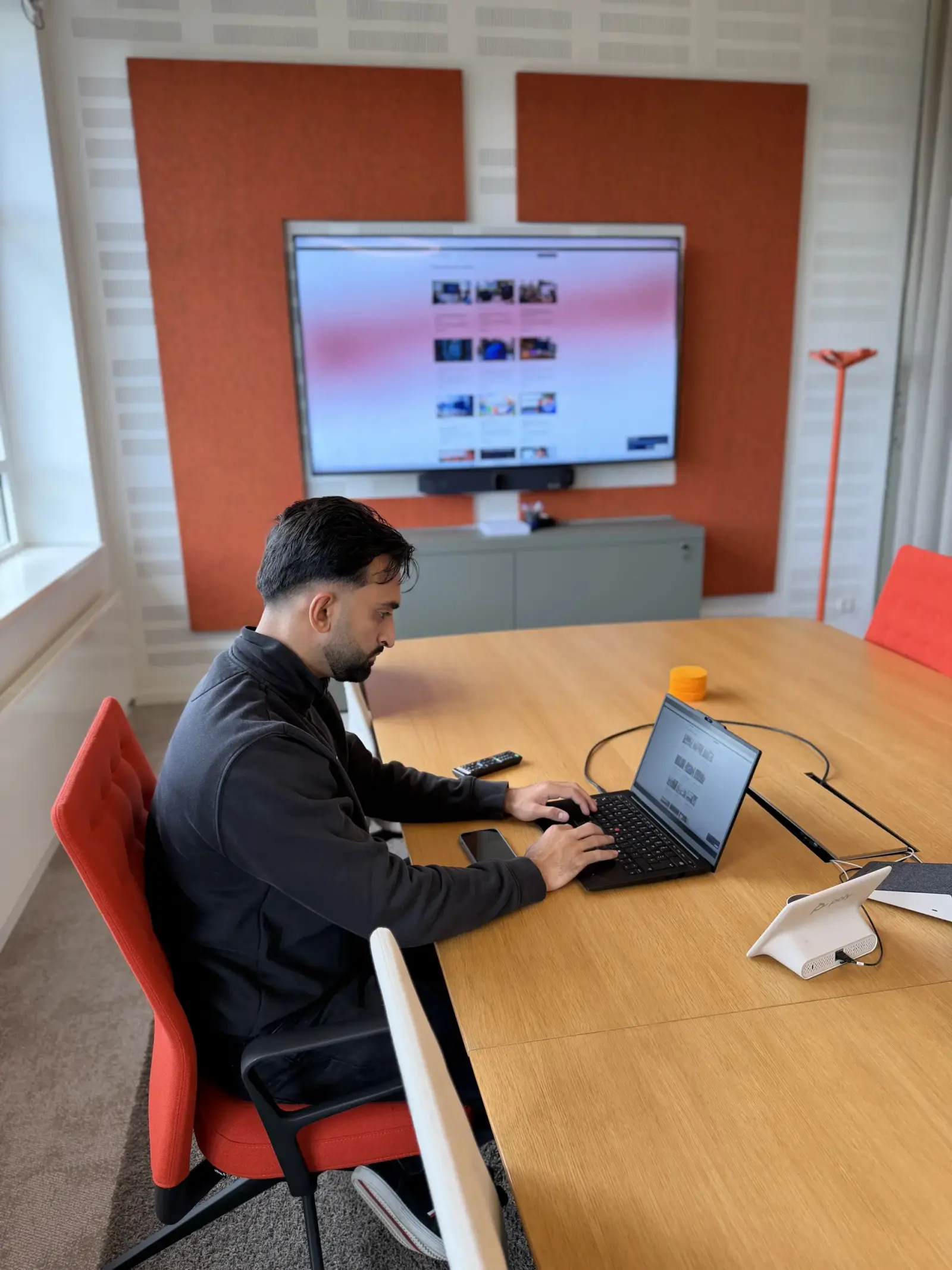 Mitarbeiter von netzwerkfähig arbeitet mit Notebook im Besprechungsraum