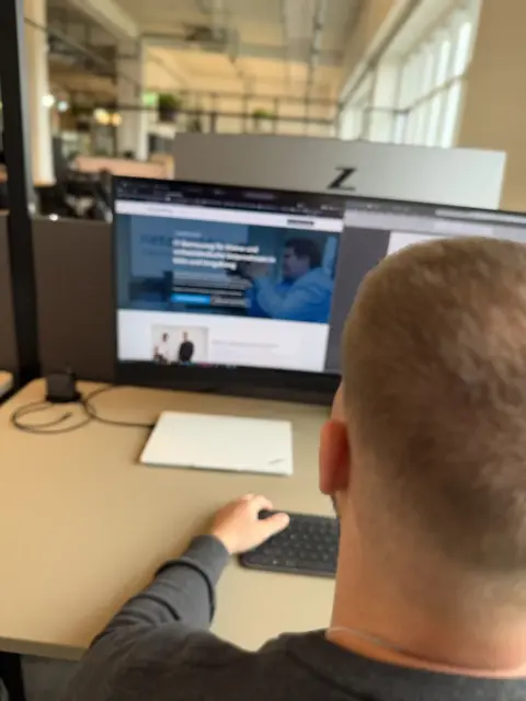 Mitarbeiter von netzwerkfähig am Desktop-Arbeitsplatz beim Kunden