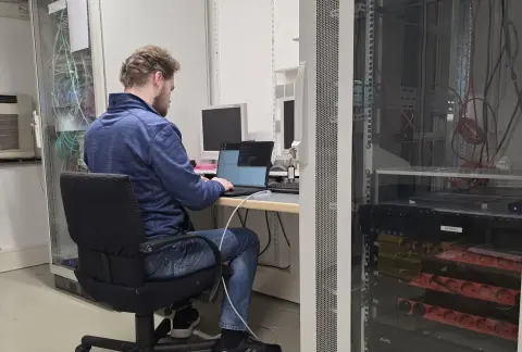 Mitarbeiter von netzwerkfähig mit Notebook am Arbeitsplatz im Serverraum