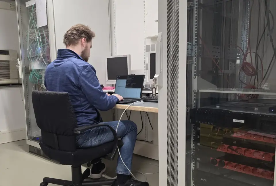 Mitarbeiter von netzwerkfähig mit Notebook am Arbeitsplatz im Serverraum