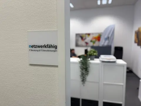 Empfang von netzwerkfähig mit Firmenschild an der Wand
