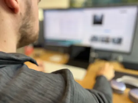Mitarbeiter von netzwerkfähig am Desktop-Arbeitsplatz