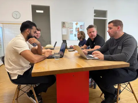 Teambesprechung von netzwerkfähig am Tisch im Aufenthaltsraum