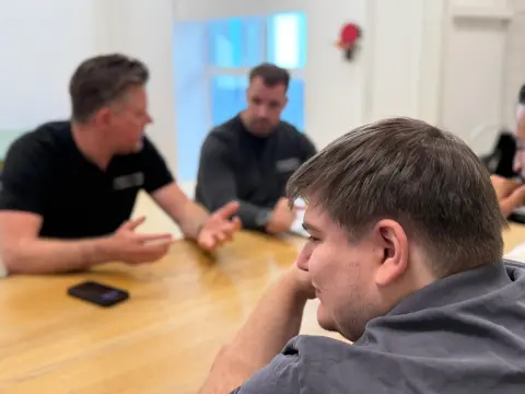 Teambesprechung im Aufenthaltsraum von netzwerkfähig