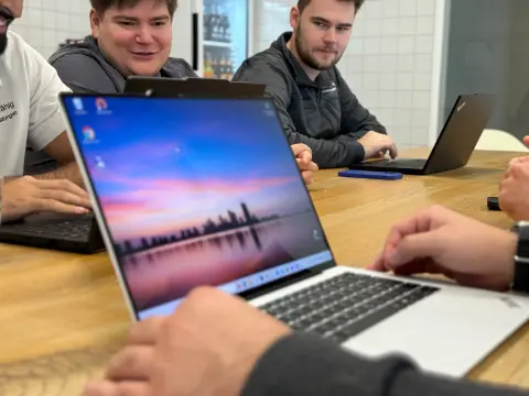 Team von netzwerkfähig mit Notebooks am Tisch