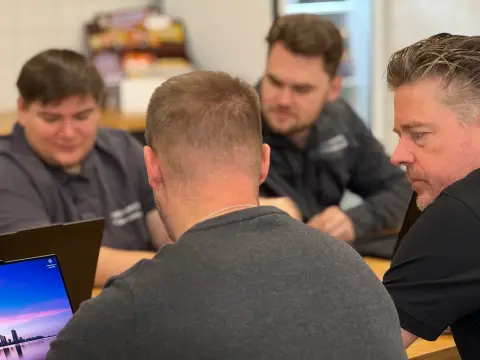 Mitarbeiter von netzwerkfähig in der Teambesprechung