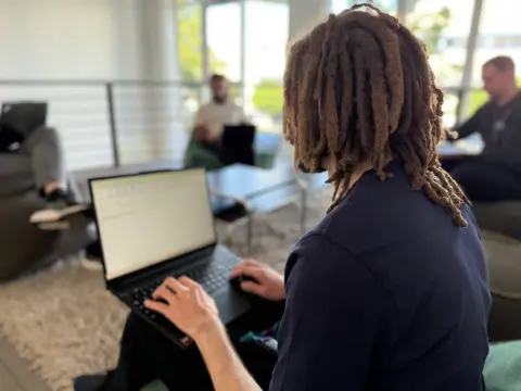 Mitarbeiter von netzwerkfähig mit Notebook in der Lounge