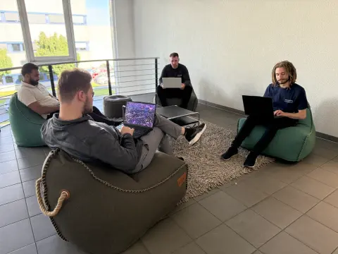 Team von netzwerkfähig arbeitet mit Notebooks in der Lounge