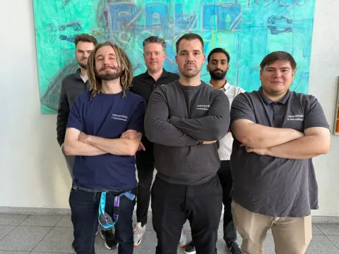 Teamfoto von netzwerkfähig im Eingangsbereich des Büros in Langenfeld
