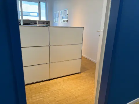 Blick durch die Tür auf den Empfangstresen von netzwerkfähig