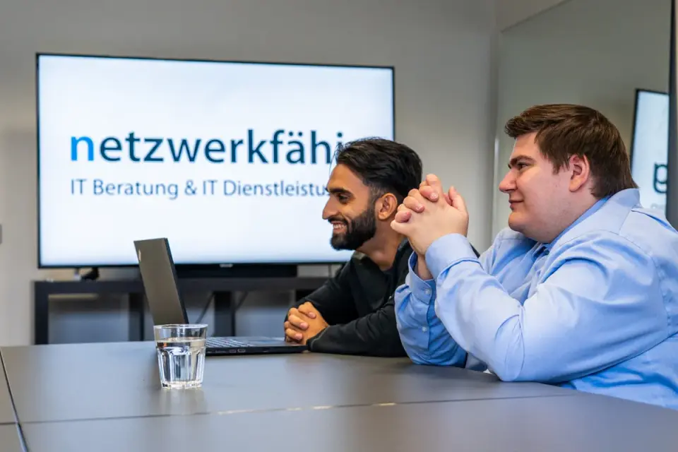 Mitarbeiter von netzwerkfähig im Besprechungsraum während einer IT-Beratung