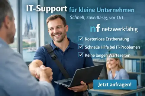 IT-Support-Mitarbeiter begrüßt Kunden vor Ort und hält Laptop für schnelle Problemlösung bereit
