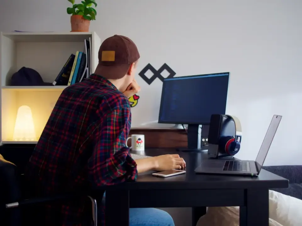 Handwerker arbeitet im Büro am Computer zur Verwaltung seines Betriebs und der IT-Infrastruktur