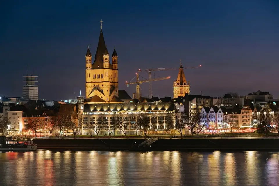 Kölner Skyline am Rhein bei Abenddämmerung