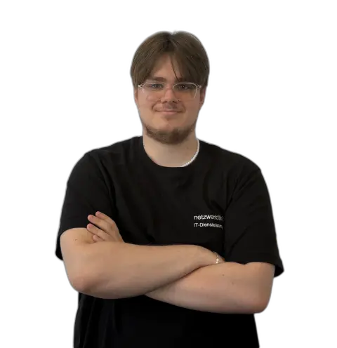 Porträtfoto von Pascal Adamietz mit T-Shirt von netzwerkfähig