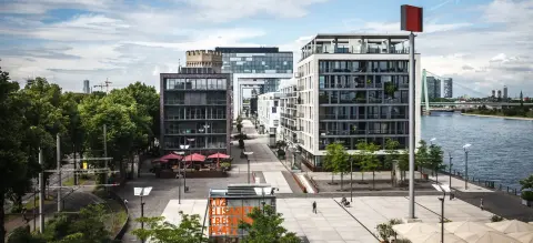 Rheinauhafen in Köln mit den Kranhäusern und dem Elisabeth-Treskow-Platz, Sitz von Obermann Consulting