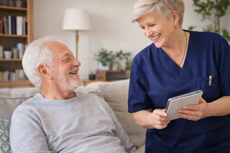 Digitalisierung für mobile Pflegedienste - Beispielbild einer Plegekraft mit Tablet in der Hand, bei der Pflege.