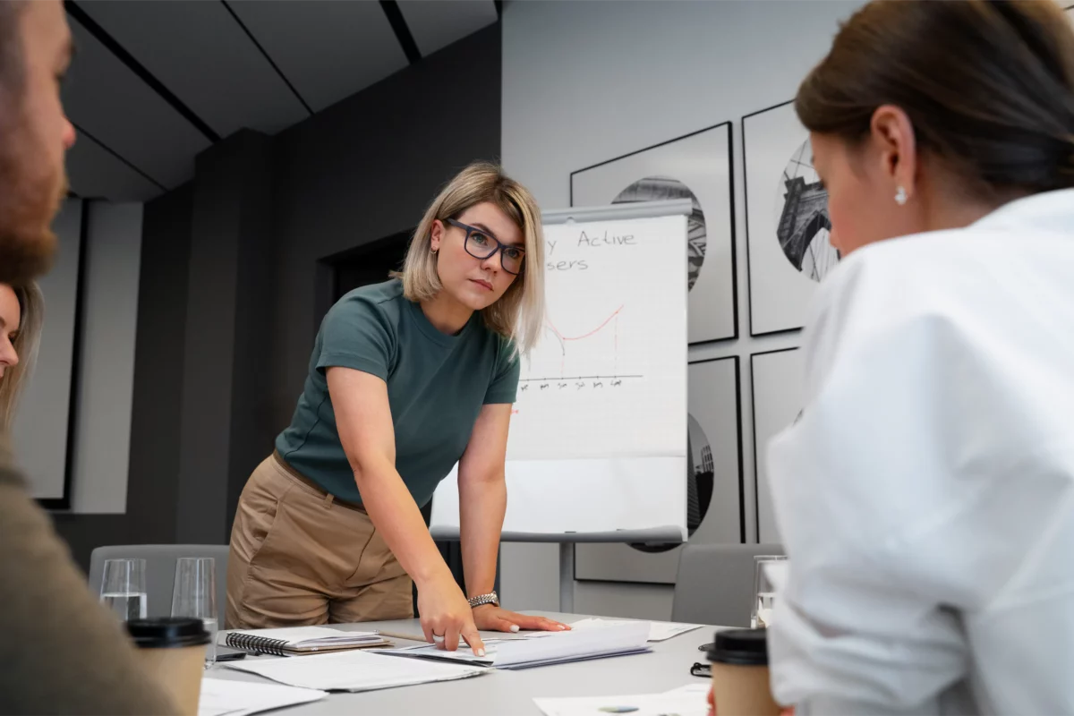 IT-Beratungssituation im Meetingraum mit Präsentation und Projektplanung am Flipchart