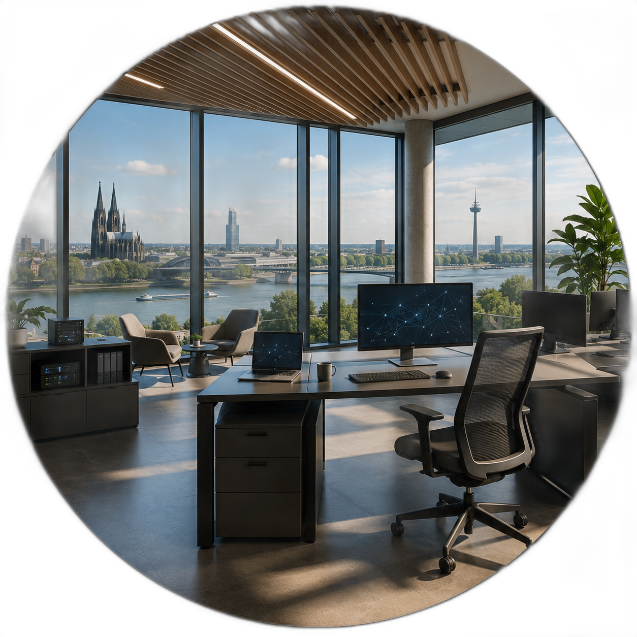 Moderner IT-Arbeitsplatz in einem Büro mit Blick auf den Rhein in Köln