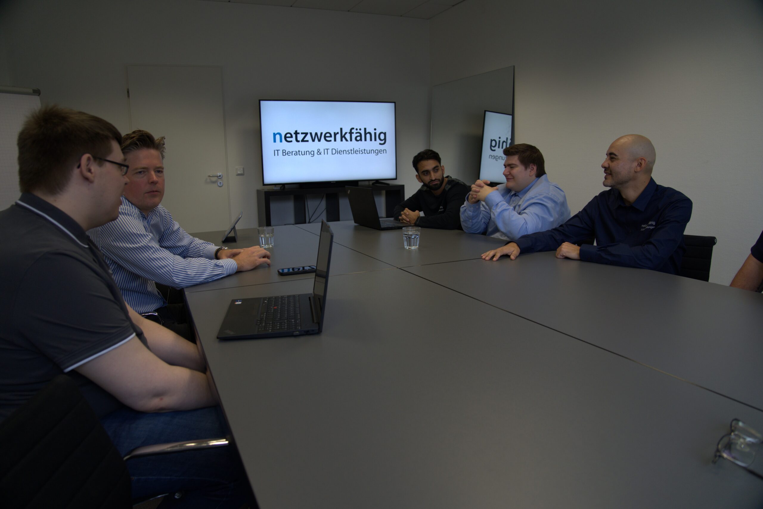 Team von netzwerkfähig bei einer Besprechung zur IT-Beratung und Planung von Kundenprojekten.
